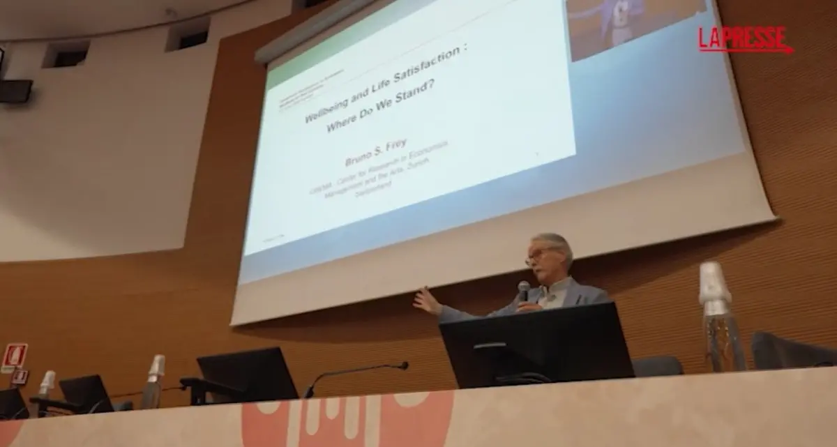 “La democrazia sta colando a picco, dobbiamo lavorare sull’economia politica”
