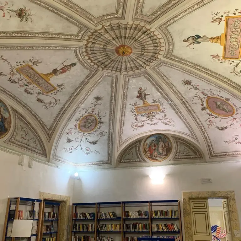 Tarquinia, lo scrittore Adrián N. Bravi apre il 2026 di “Librando” con il romanzo “La nuotatrice notturna”