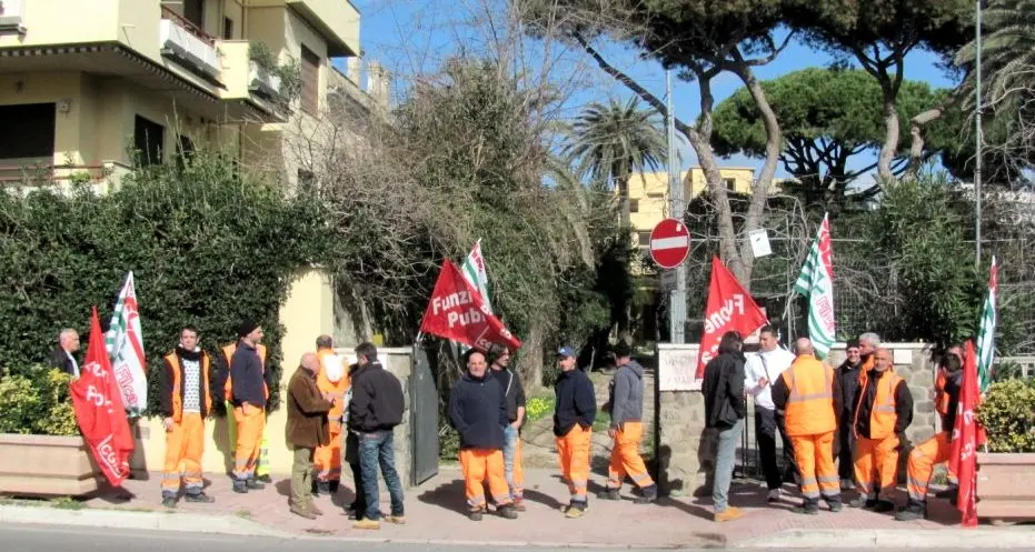 I dipendenti Gesam incrociano le braccia