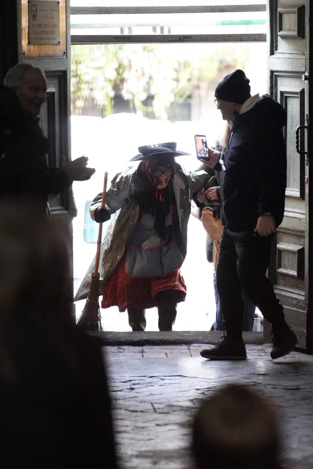 I facchini celebrano l'Epifania, nella chiesa della Pace è arrivata la Befana