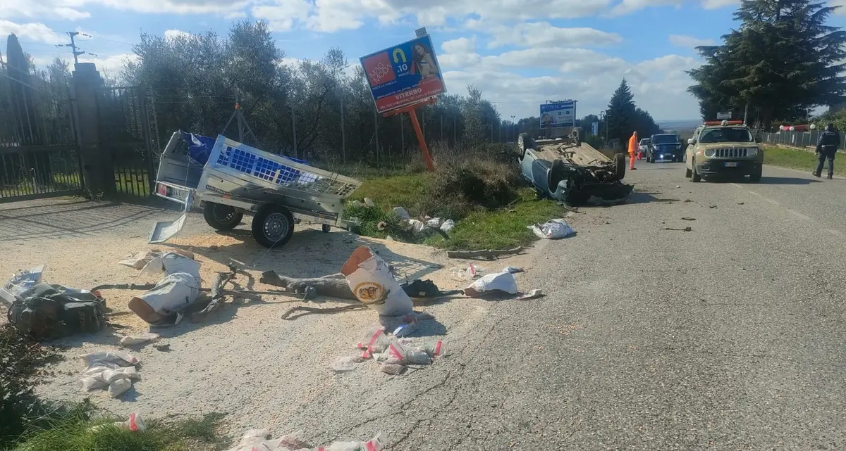 Perde il controllo dell’auto e si ribalta