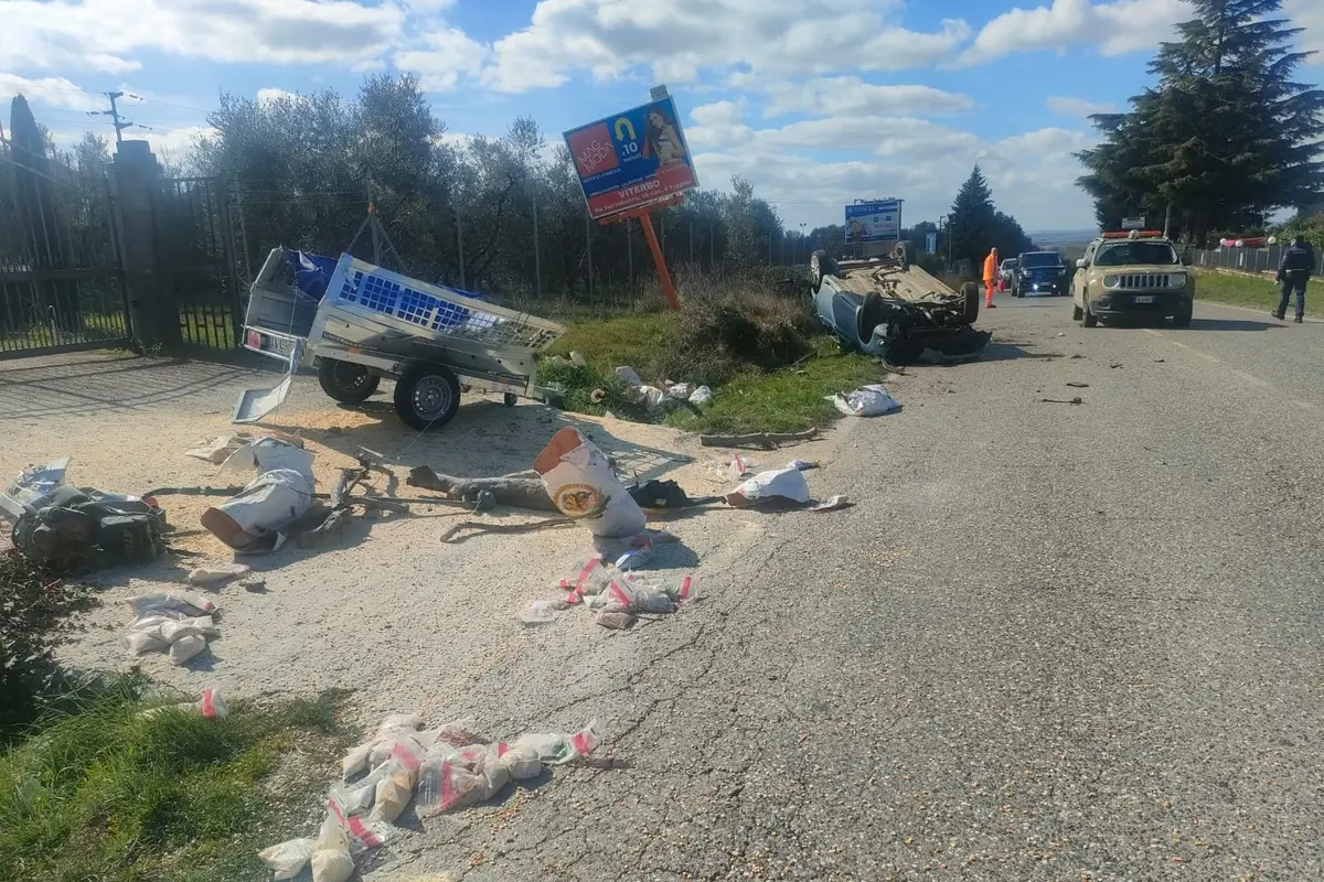 Perde il controllo dell’auto e si ribalta