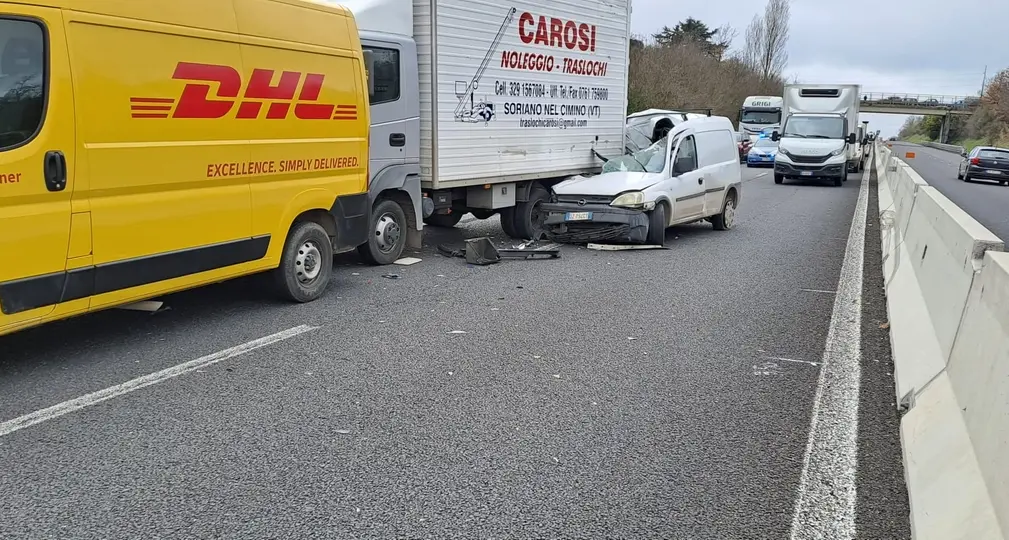 Incidente in superstrada: feriti e traffico in tilt