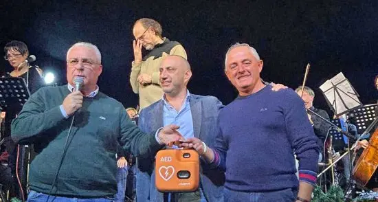 Consegnato nuovo defibrillatore: salgono a sei i dispositivi nel paese