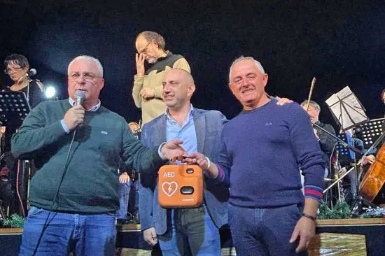 Consegnato nuovo defibrillatore: salgono a sei i dispositivi nel paese