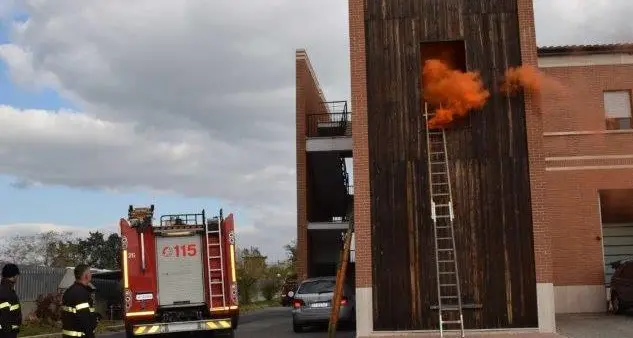 Il cancello dei vigili del fuoco, diventa un “caso” politico