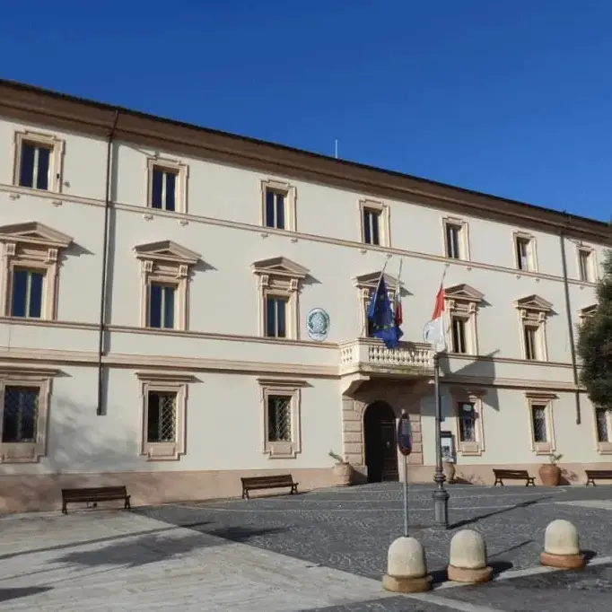 Comune: «In attesa che la situazione si normalizzi, la scuola di via Lizzera sarà alimentata da generatore di corrente»