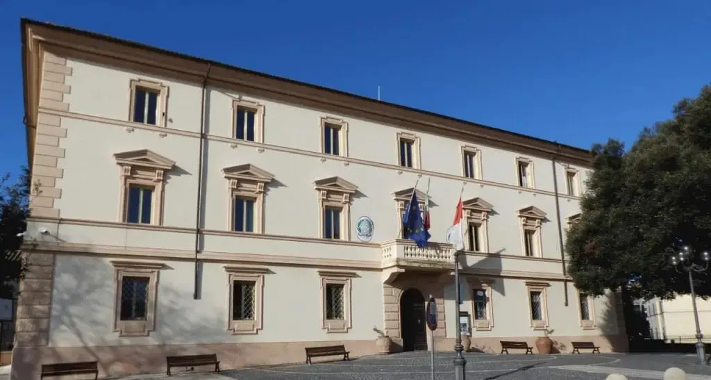 Comune: «In attesa che la situazione si normalizzi, la scuola di via Lizzera sarà alimentata da generatore di corrente»