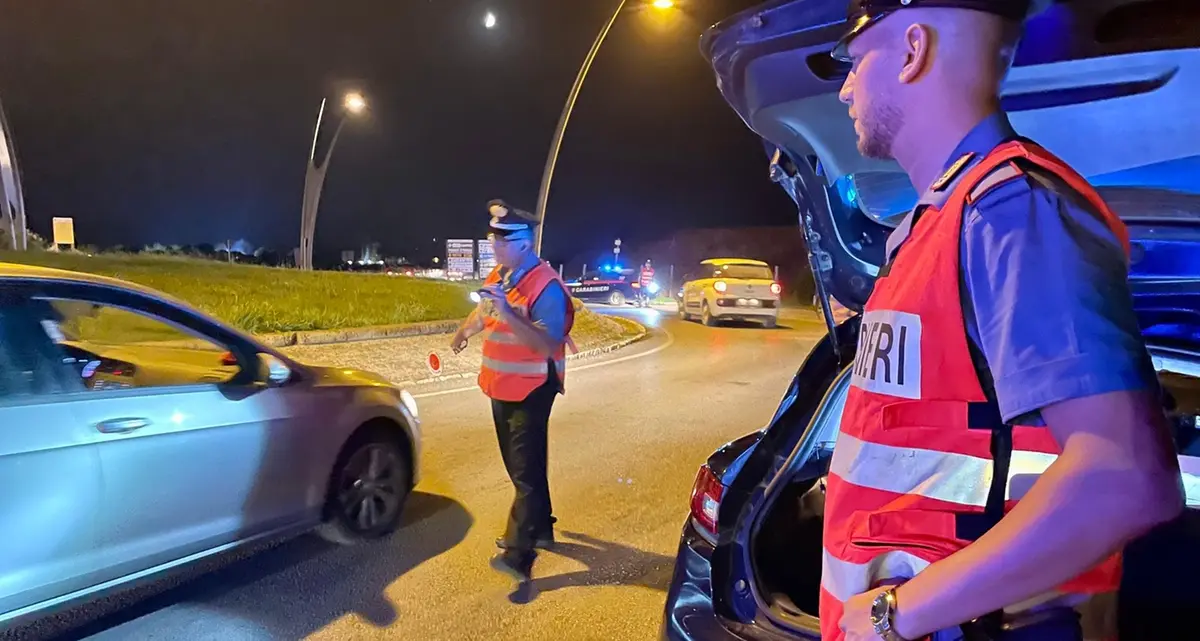 Alla guida dell’auto con la patente scaduta e in possesso di una roncola