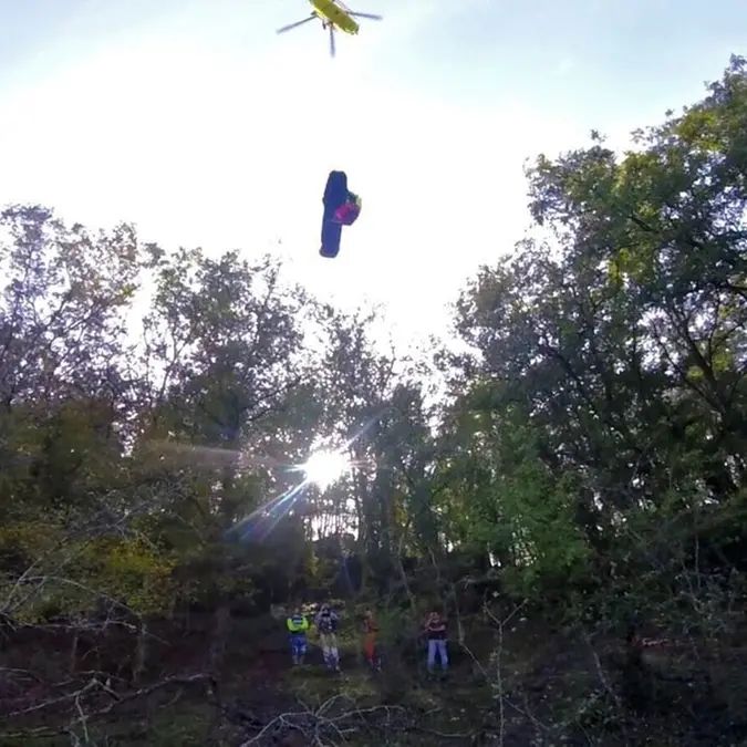 Cade con la moto in una zona impervia, soccorso dal Cnsas