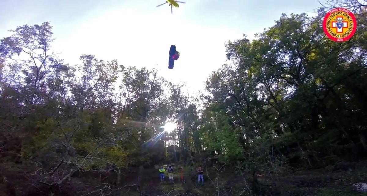Cade con la moto in una zona impervia, soccorso dal Cnsas