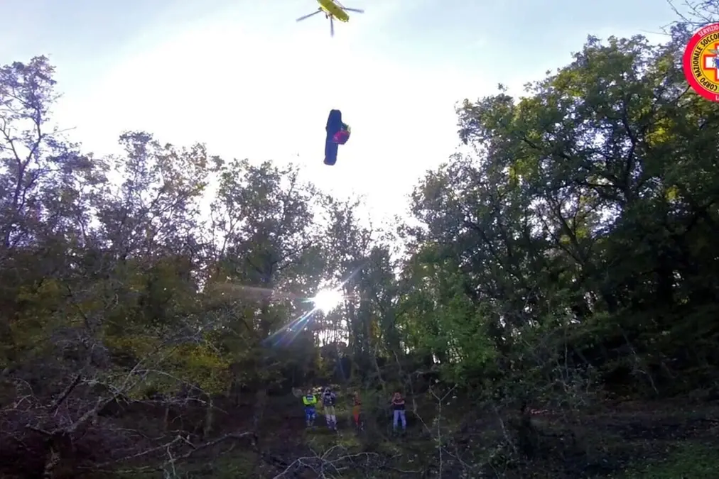 Cade con la moto in una zona impervia, soccorso dal Cnsas