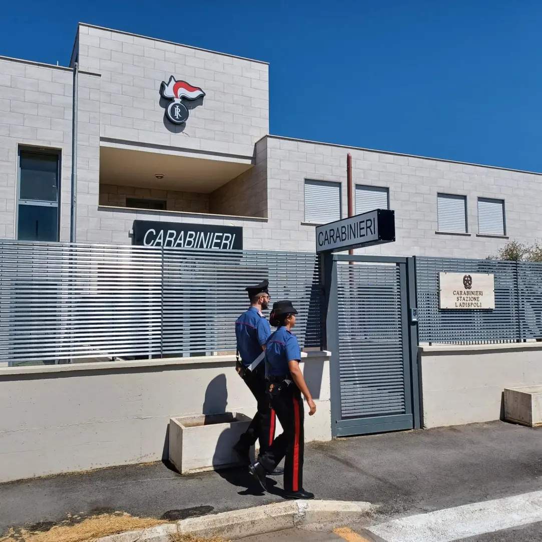 Gli ruba il telefono in un bar e lo ricatta: «Dammi 50 euro». In manette un 57enne residente a Cerveteri