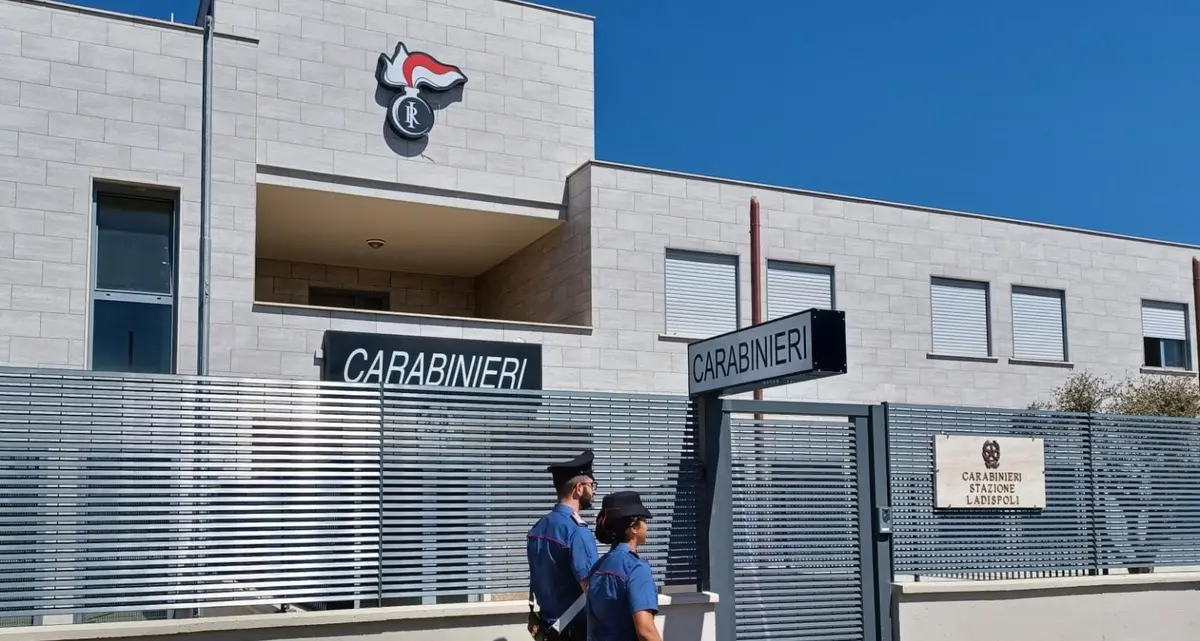 Gli ruba il telefono in un bar e lo ricatta: «Dammi 50 euro». In manette un 57enne residente a Cerveteri