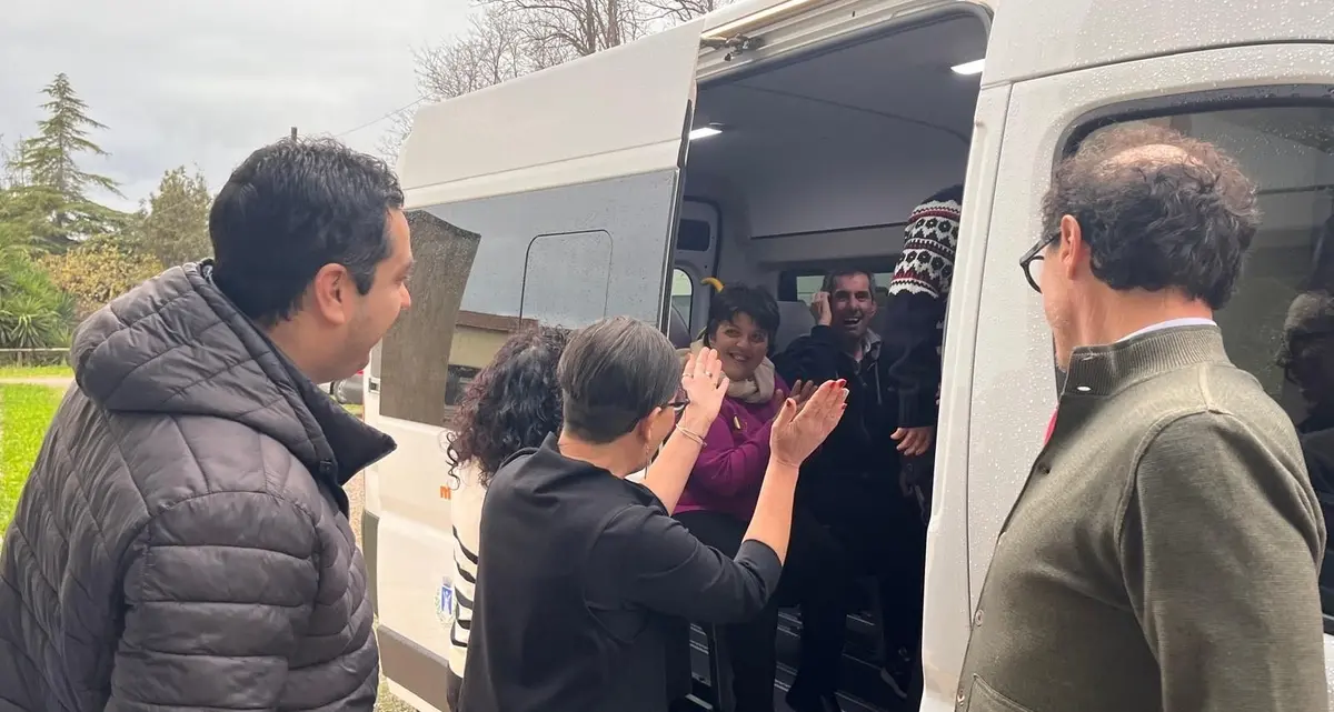 Consegnato il bus per i ragazzi del centro Maratonda