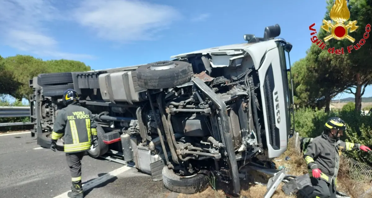 Camion si ribalta sull’autostrada A12: intervento dei Vigili del fuoco e traffico deviato