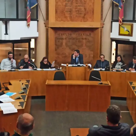 «Più soldi alle famiglie in difficoltà e meno ai concerti»