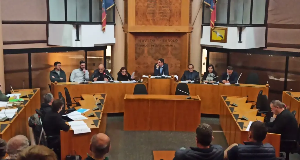 «Più soldi alle famiglie in difficoltà e meno ai concerti»