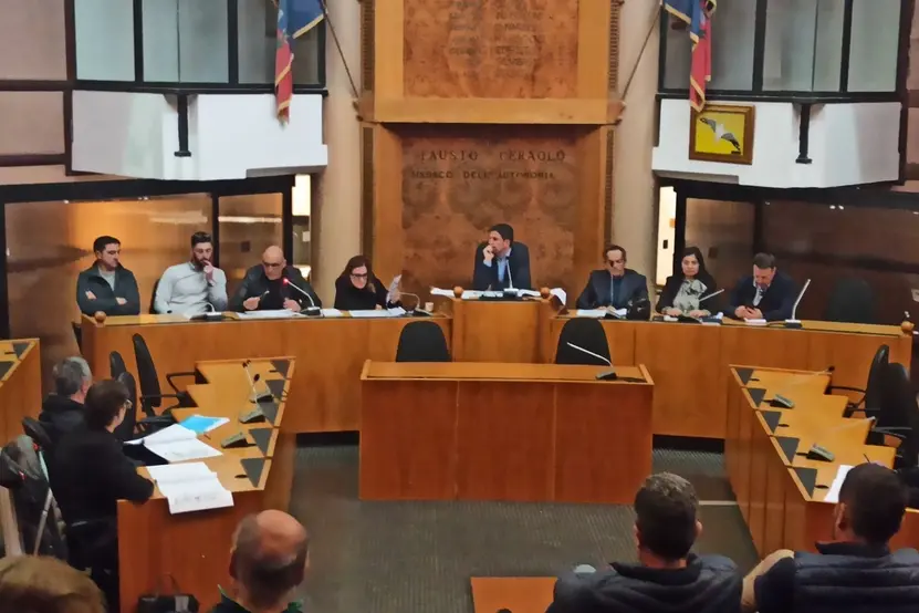 «Più soldi alle famiglie in difficoltà e meno ai concerti»