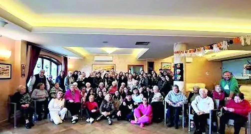 “Contatto”: giovani e anziani si incontrano, emozioni e sorrisi alla casa di riposo Rosendhal