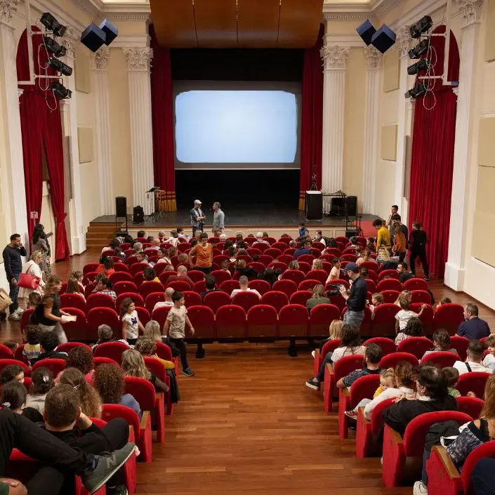 Tarquinia, la stagione al teatro comunale “Rossella Falk” si conclude con lo spettacolo “I due papi”