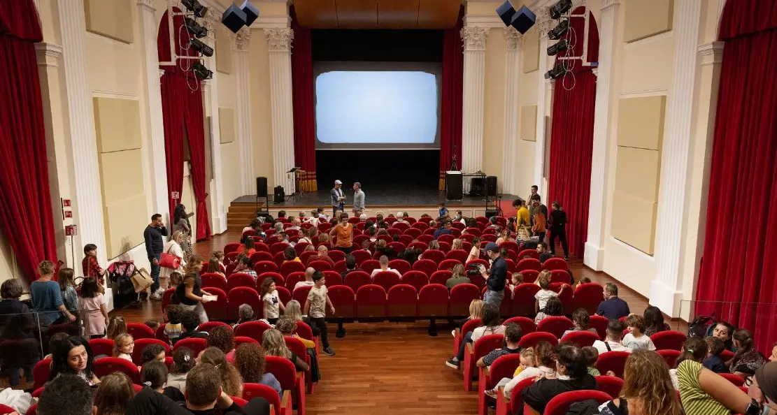 Tarquinia, la stagione al teatro comunale “Rossella Falk” si conclude con lo spettacolo “I due papi”