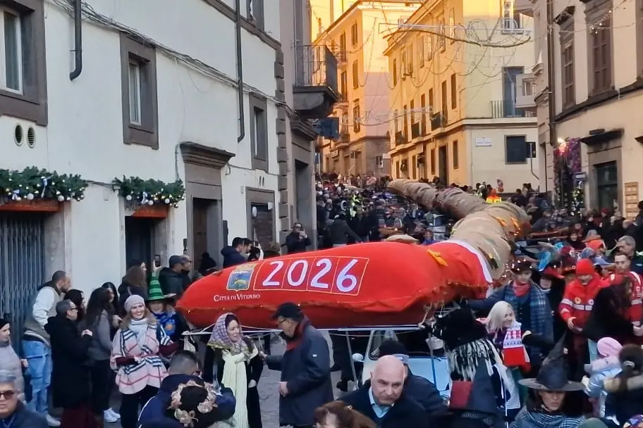 A Viterbo la Calza della Befana, folklore e solidarietà in centro