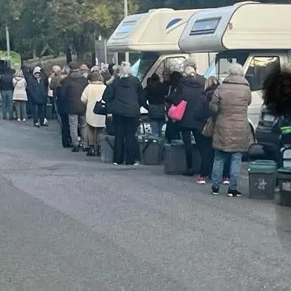 Ancora in fila per il mastello dei rifiuti, più di un’ora per ritirarlo