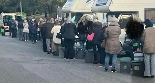 Ancora in fila per il mastello dei rifiuti, più di un’ora per ritirarlo