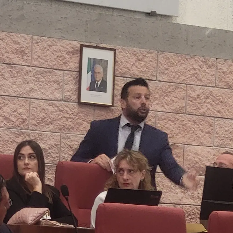 Caos in aula Pucci nei primi minuti del consiglio comunale