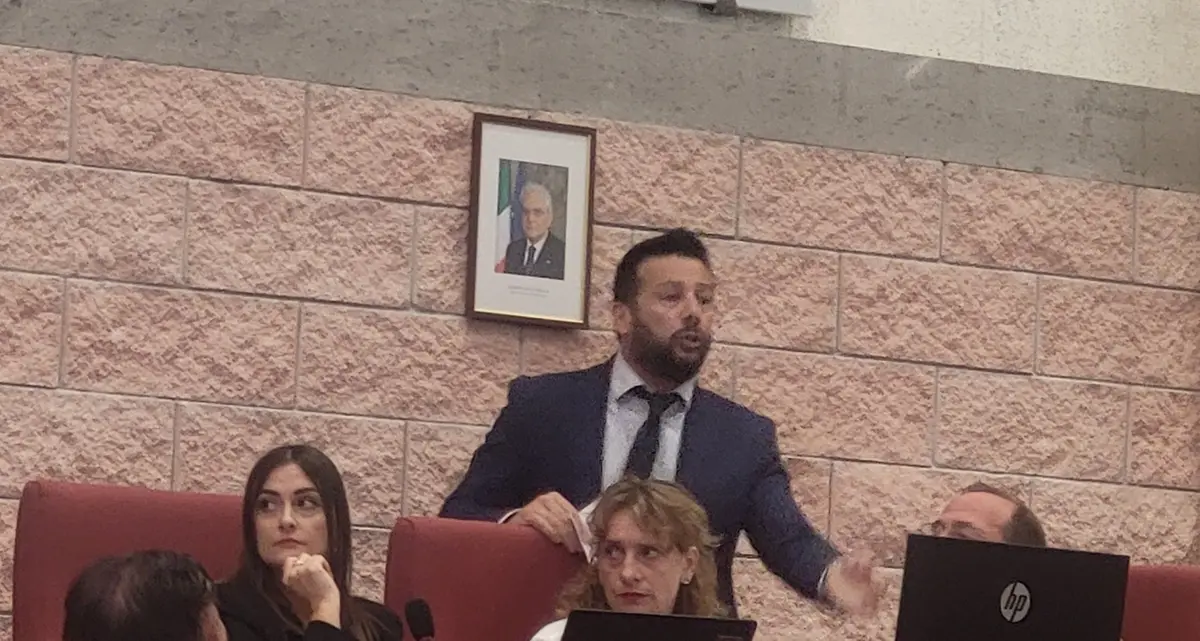 Caos in aula Pucci nei primi minuti del consiglio comunale