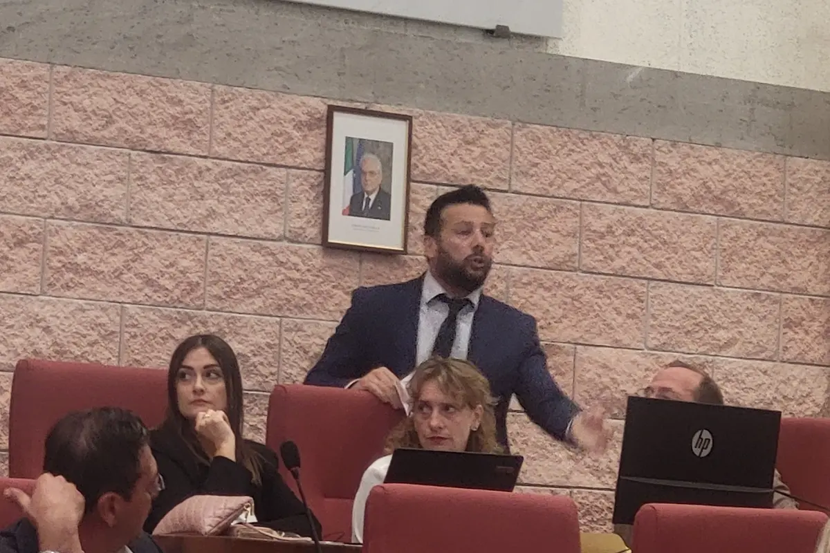 Caos in aula Pucci nei primi minuti del Consiglio comunale