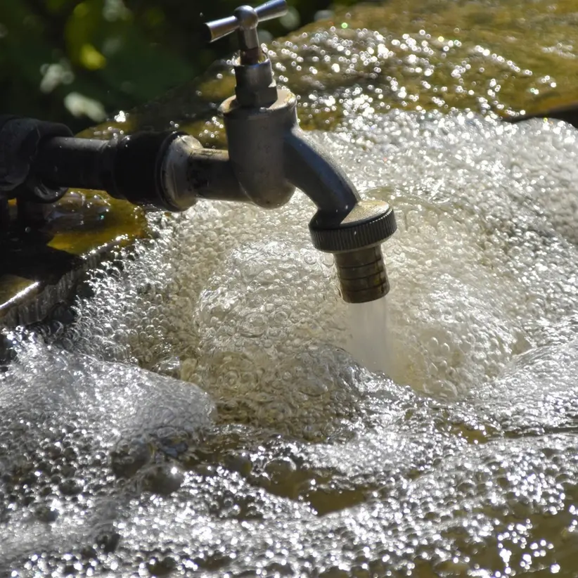 Senza acqua da giugno: residenti all’asciutto e sempre più adirati