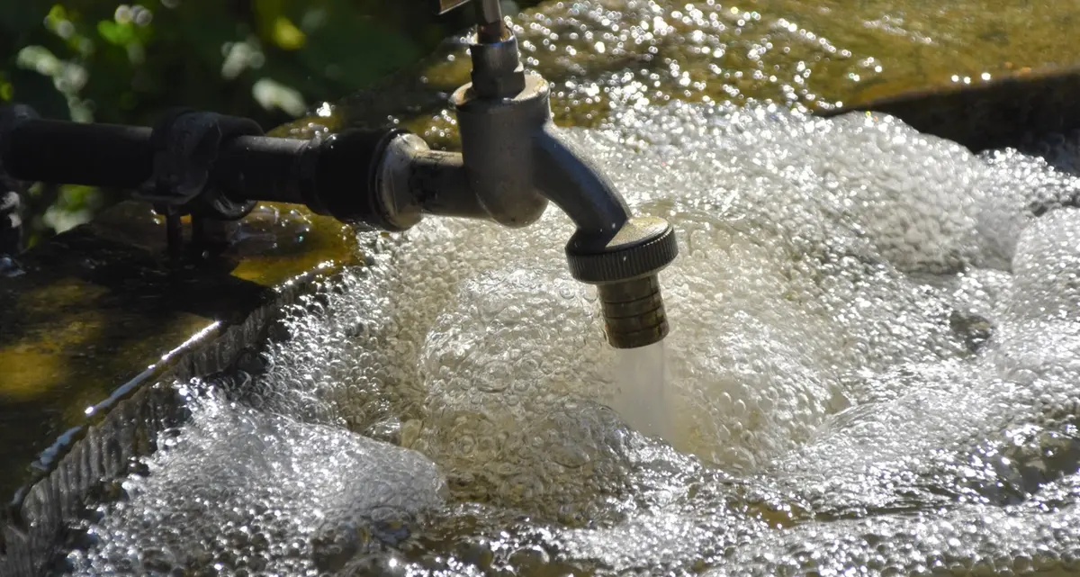 Senza acqua da giugno: residenti all’asciutto e sempre più adirati