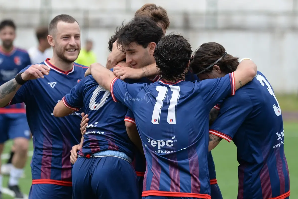 L\\u2019esultanza dei rossoblu (Foto Alessio De Luca)