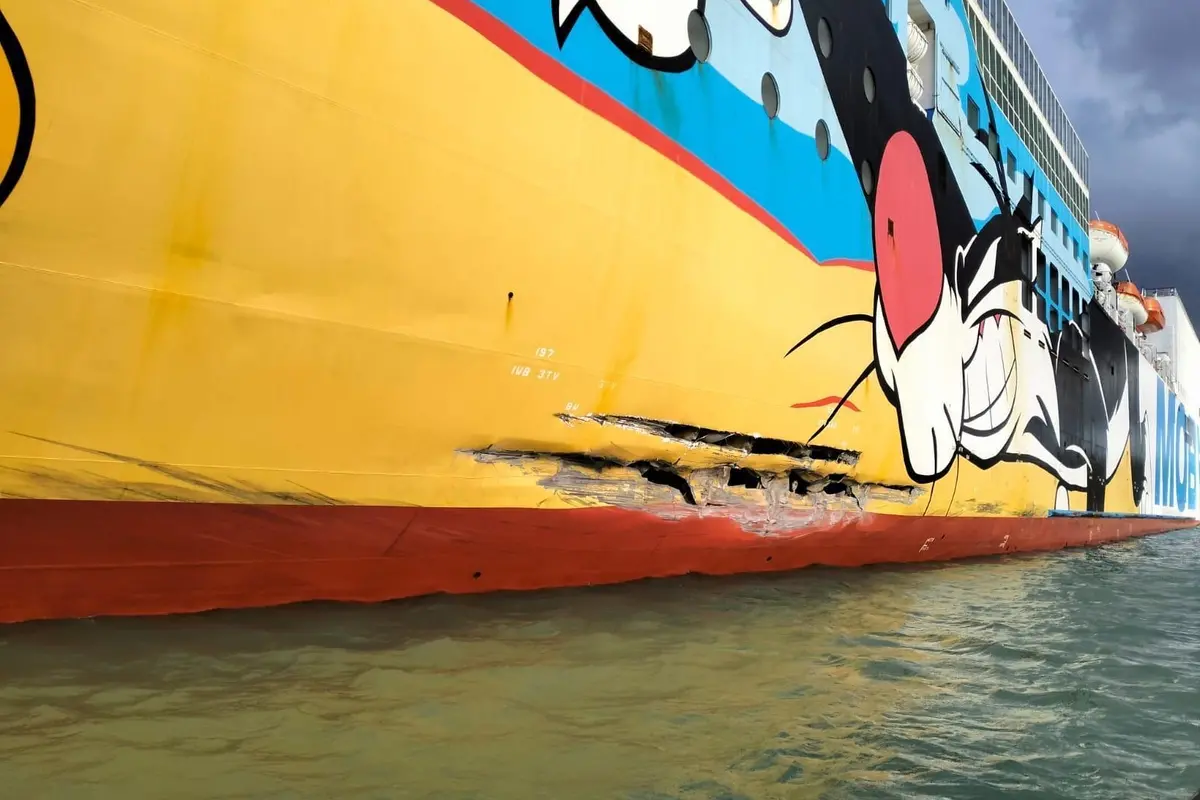 Moby Tommy, squarcio sulla fiancata e danni alla banchina