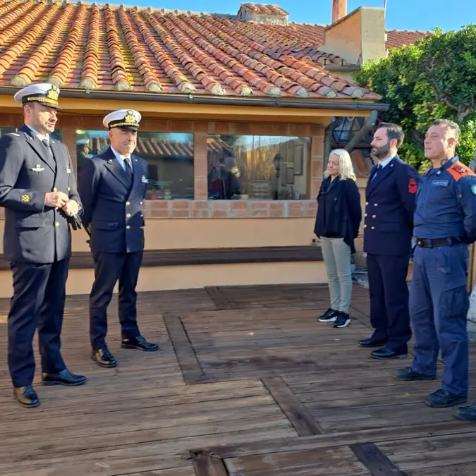 Il direttore marittimo Cosimo Nicastro in visita nella sede locale della Capitaneria