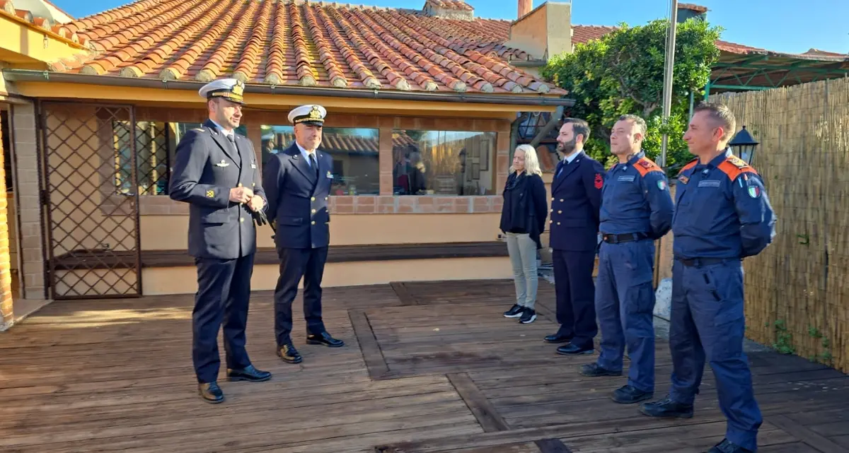 Il direttore marittimo Cosimo Nicastro in visita nella sede locale della Capitaneria