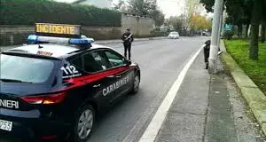 Auto sbanda e poi cappotta