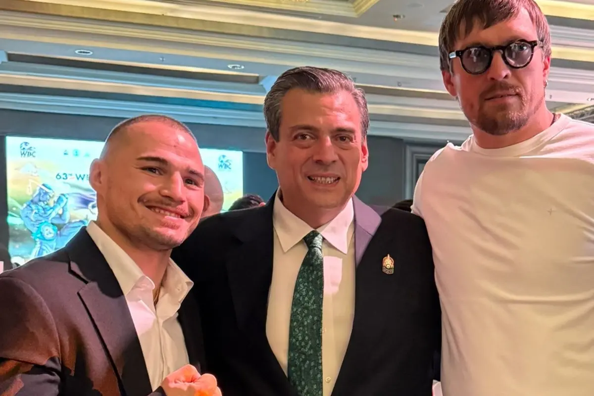 <p>Magnesi con Mauricio Sulaiman, presidente Wbc, e Oleksandr Usyk, campione del mondo dei pesi Massimi</p>\\n