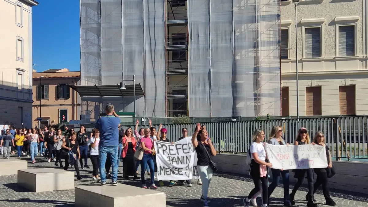 Caro mensa, genitori in protesta: «Chiediamo costi sostenibili per le famiglie»