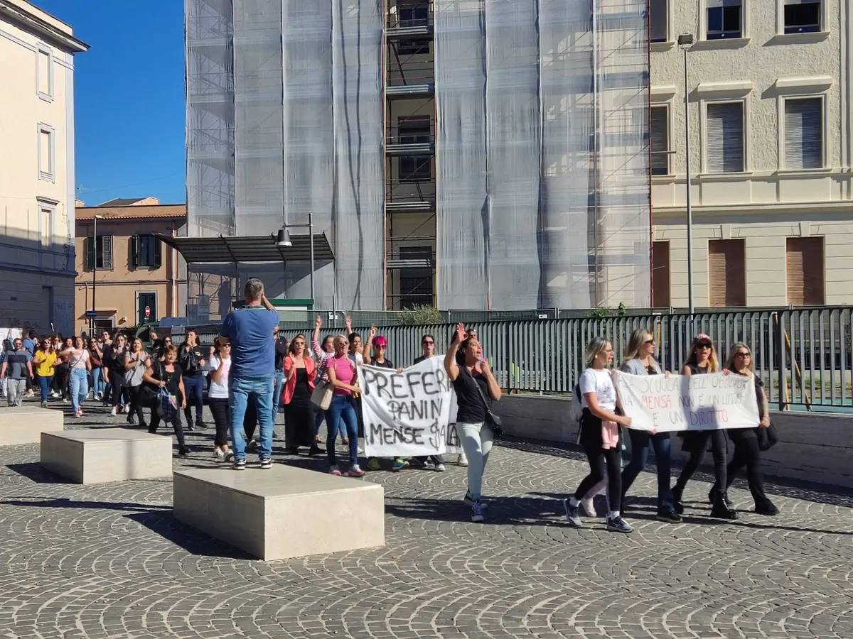 Caro mensa, genitori in protesta: «Chiediamo costi sostenibili per le famiglie»