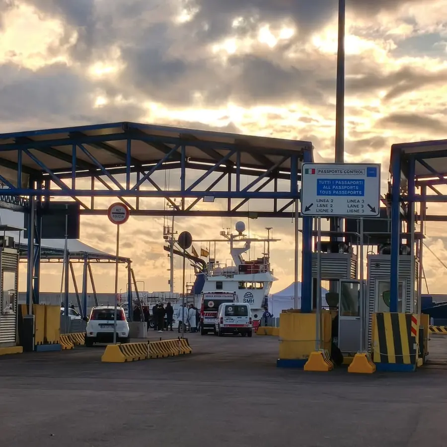 Migranti, oggi il ventesimo sbarco nel porto di Civitavecchia: arrivate 26 persone tra cui 14 minori e una bimba di 6 mesi