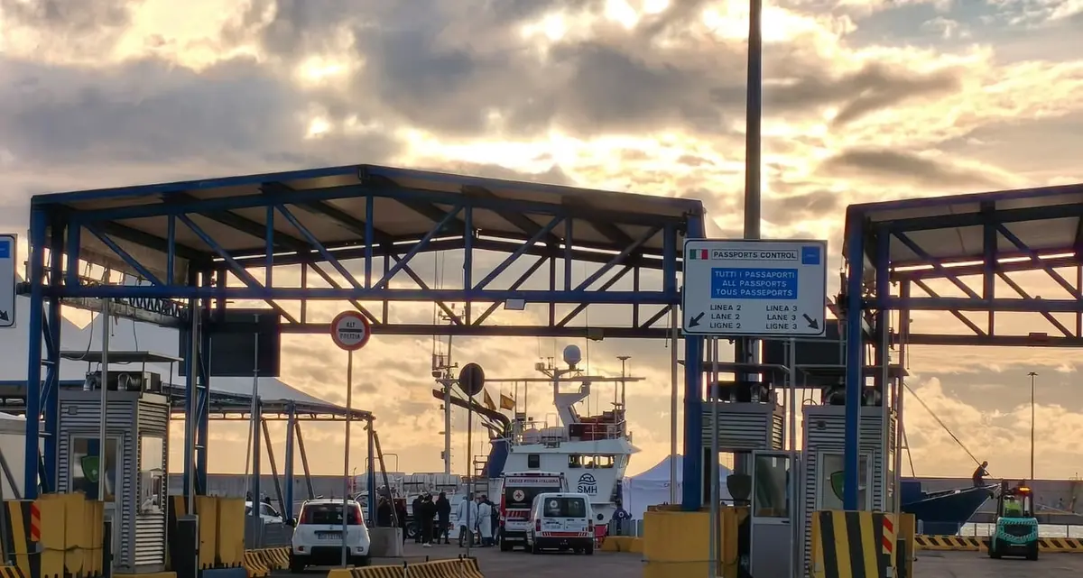 Migranti, oggi il ventesimo sbarco nel porto di Civitavecchia: arrivate 26 persone tra cui 14 minori e una bimba di 6 mesi