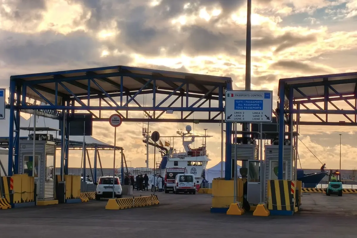 Migranti, oggi il ventesimo sbarco nel porto di Civitavecchia: arrivate 26 persone tra cui 14 minori e una bimba di 6 mesi