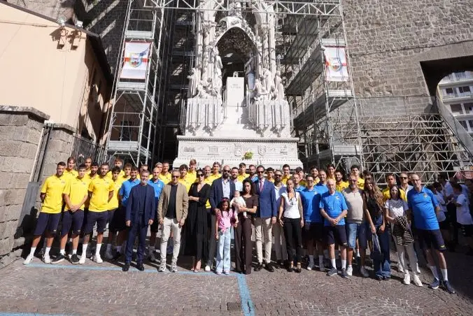 Foto di gruppo della Viterbese sotto la macchina di Santa Rosa