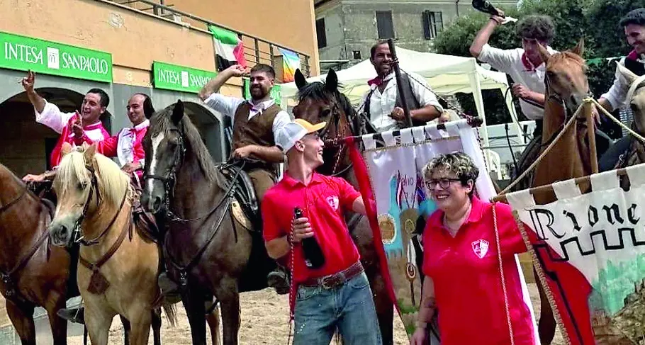 Trionfo della Rocca al Drappo dei Rioni Il Battaglione, secondo e la Lizzera, terzo