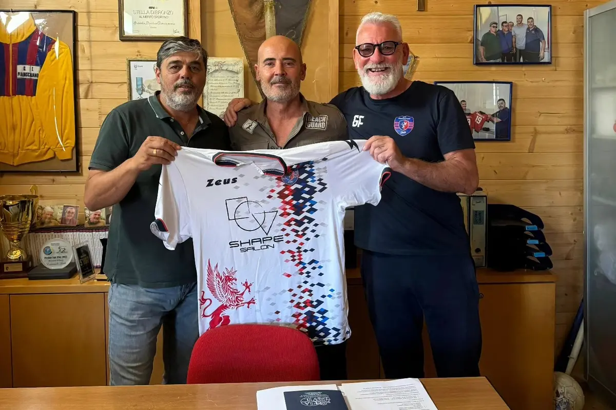 La presentazione al Pianoscarano del nuovo allenatore Stefano Sergi con il presidente Alessandro Cuboni e il preparatore atletico Gianni Frillici