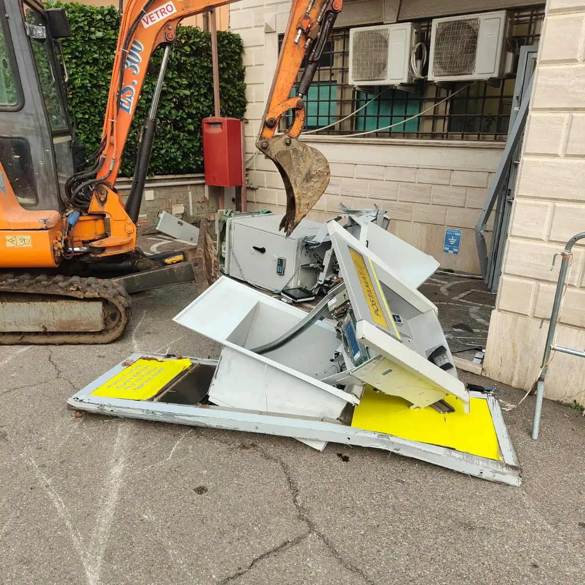 Scardinano il bancomat delle Poste, abbandonato poi durante la fuga