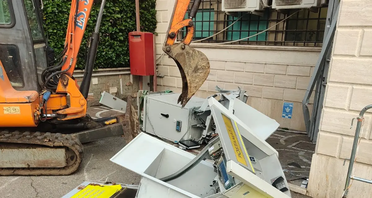 Scardinano il bancomat delle Poste, abbandonato poi durante la fuga